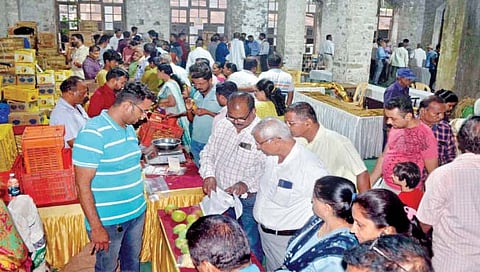 कोल्हापूरकरांकडून सहा मेट्रिक टन आंबा खरेदी