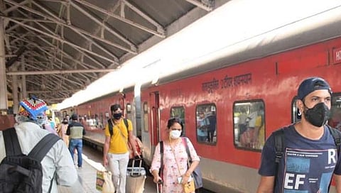 आता रेल्वे प्रवासादरम्यान मास्क बंधनकारक !