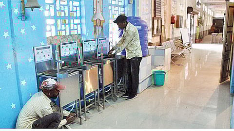 पालिकेच्या शाळांत विविध साहित्य दुरुस्ती तसेच डागडुजीचे काम सुरू आहे.