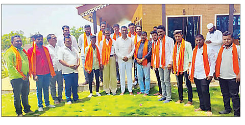 नेवासा शहरात भाजपला खिंडार, मुरकुटेंचे कट्टर समर्थक राजेंद्र मापारी यांच्या हाती शिवबंधन