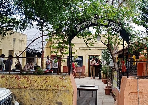 डळमळीत डोलारा कसा सांभाळणार?