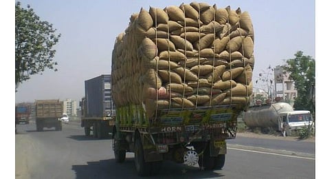 ‘ओव्हरलोड’ वाहनांमुळे मिळतंय अपघातांना आमंत्रण