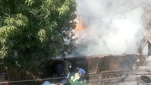 रायगड : पालीत भर बाजारपेठेत मेणबत्ती कारखान्याला आग