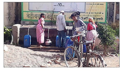 संगमनेर : तालुक्यातील पानोडी येथील सार्वजनिक नळावर पिण्याचे पाणी भरताना महिला व पुरुष.