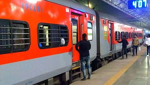 रत्नागिरी : कोकणकन्या एक्सप्रेस अखेर विद्युत इंजिनसह धावली