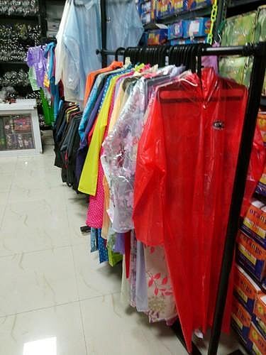 पावसाळ्याच्या तोंडावर रंगीबेरंगी रेनकोटने सजली बाजारपेठ