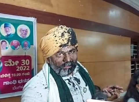 Video : शेतकरी नेते राकेश टिकैत यांच्यावर शाईफेक, पत्रकार परिषदेत समर्थक-विराेधकांमध्ये खुर्ची फेकाफेकी