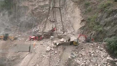 जम्मू-श्रीनगर महामार्गावरील बोगदा कोसळला; ७ जण अडकले