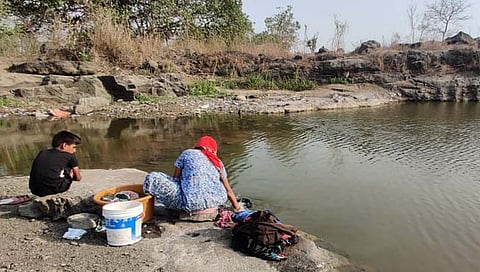 डोंबिवली : भय इथले संपत नाही, आजही पुन्हा ५ जीव घेणाऱ्या त्याच खदानीवर धुतले कपडे