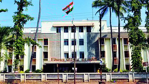 लाचखोर शिक्षणाधिकारी, अधीक्षक निलंबित