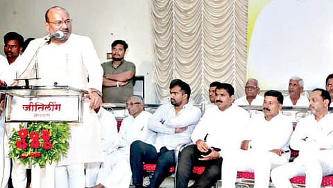 घोड्यावर बसवता येते, तसे खाली खेचता येते : संजय पाटील यांची आ. बाबर यांच्यावर टीका