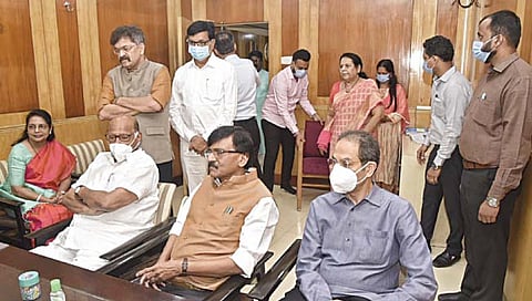 मुंबई : संजय राऊत यांचा राज्यसभेसाठी उमेदवारी अर्ज दाखल करताना मुख्यमंत्री उद्धव ठाकरे, राष्ट्रवादीचे अध्यक्ष शरद पवार, गृहनिर्माण मंत्री जितेंद्र आव्हाड, महसूल मंत्री बाळासाहेब थोरात आदी उपस्थित होते.