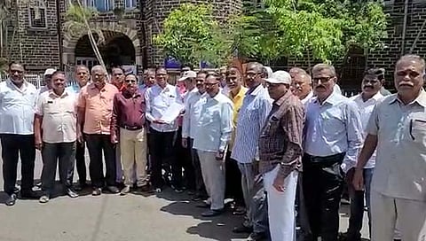 सातारा : निवृत्त पोलिसांचे पोलीस मुख्यालयासमोर आंदोलन