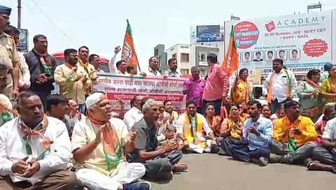 सातारा : ओबीसी आरक्षण प्रश्नी राज्य शासनाच्या निषेधार्थ भाजपचे साताऱ्यात रास्ता रोको आंदोलन