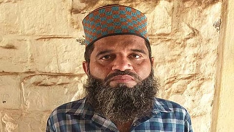 पाच हजार रुपयांची मागणी केल्याप्रकरणी पंटर मुबारक मुजावर याच्यावर गुन्हा दाखल करण्यात आला आहे.