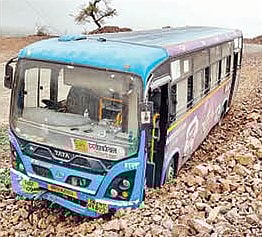 थोडा वेळ काळजाचा ठोका चुकला ! घाटात बसचा ब्रेक फेल, गाडीत २२ प्रवासी पण ड्रायव्हरने…