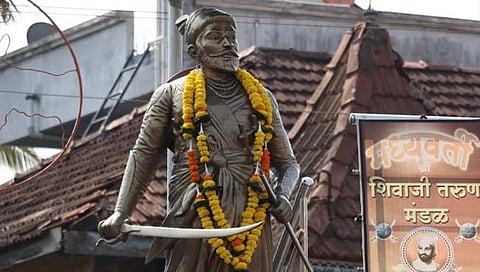 बेळगाव : निपाणीत सोमवारी शिवपुतळ्यावर हेलिकॉप्टरमधून पुष्पवृष्टी