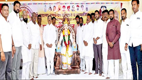 सोलापूर : सार्वजनिक जयंतीसाठी 31 गावांना मूर्तींचे वाटप