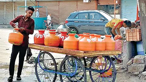 सोलापूर : अधिकार्यांची धडपड अन् नागरिकांचा टाहो