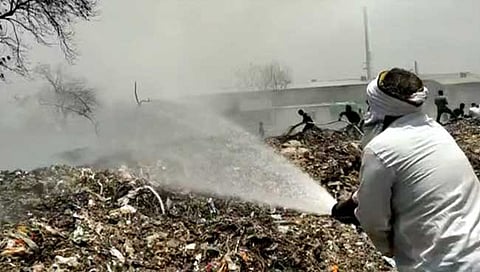 जळगाव : आग आटोक्यात आणण्यासाठी शर्थीचे प्रयत्न करताना कर्मचारी. (छाया : नरेंद्र पाटील)