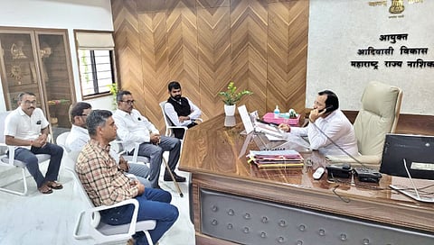 नाशिक : आदिवासी विकास विभागाचे आयुक्त हिरालाल सोनवणे यांच्यासोबत चर्चा करताना स्वाभिमानी शिक्षक-शिक्षकेतर संघटनेचे शिष्टमंडळ.