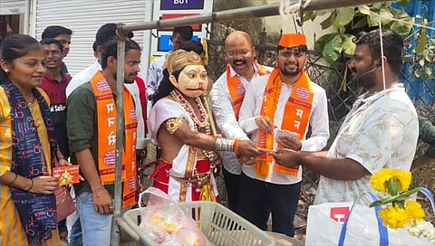 ठाणे : प्रतिकात्मक हनुमान घरोघरी वाटतोय हनुमान चालीसा