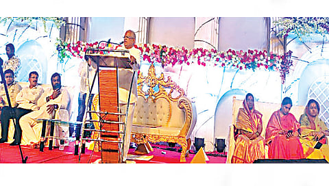 सिडको : समर्थ सेवेकर्यांशी हितगुज करताना अण्णासाहेब मोरे. समवेत मंदा मोरे, आ. सीमा हिरे, मुकेश शहाणे, गिरीश पालवे, वत्सला खैरे, संतोष सोनपसारे आदी. (छाया : राजेंद्र शेळके)