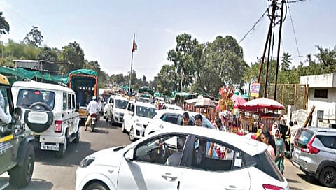 सप्तशृंगगड : येथे व्यावसायिकांनी रस्त्यावर स्टॉल वाढवून अतिक्रमण केल्याने वाहनांना अडचणी येत आहेत. (छाया : तुषार बर्डे)