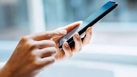 नाशिक : मोबाइल वापरण्याचा बहाणा, वृद्धास सव्वा लाखांचा गंडा