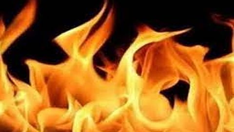 धुळे : रेडीमेड कपड्यांच्या दुकानाला भीषण आग; लाखो रुपयांचा माल जाळून खाक