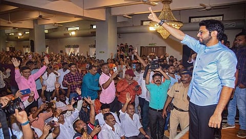 एकनाथ शिंदे यांच्यासोबत गेलेले पंधरा आमदार शिवसेनेच्या संपर्कात ; आदित्य ठाकरे