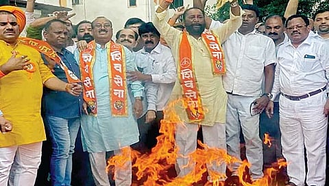 आमदारांच्या पुतळ्यांचे दहन