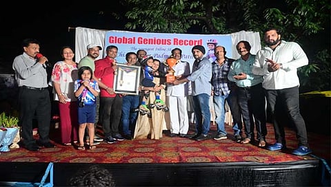 कोल्हापूर : पावसाच्या व विजेच्या कडकडाटात ३ वर्षाच्या आराध्याचा स्केटींग विक्रम