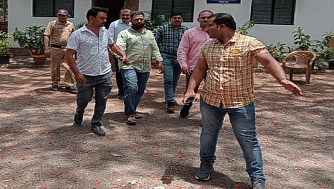 नाशिक : फसवणूक करणार्या संशयितास न्यायालयात हजर करताना भद्रकाली पोलिसांचे पथक.