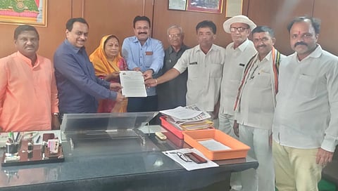 पिंपळनेर: एम.एस.सी.बँक नाशिक प्रादेशिक कार्यालयातील व्यवस्थानकांना निवेदन देताना आ. मंजुळा गावित, समितीचे अध्यक्ष तुळशीराम गावित, सुभाष काकुस्ते, जितेंद्र मराठे, अशोक भामरे, वेडु सोनवणे, पंकज मराठे, भानुदास गांगुर्डे. (छाया: अंबादास बेनुस्कर)