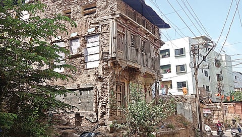 Nashik News | धाेकेदायक इमारतींचे स्ट्रक्चरल ऑडिट करा : जिल्हाधिकारी