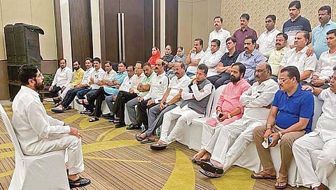 शिवसेनेच्या बंडखोर आमदारांचा गट गोव्यात का येतोय? कारण आले समोर