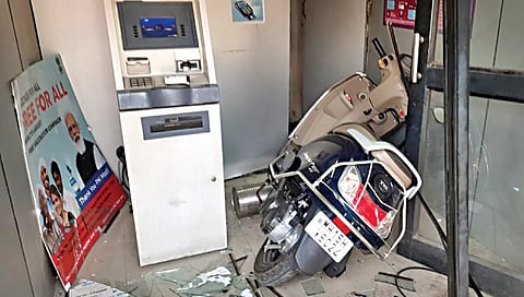 सिडको : एटीएममध्ये घुसलेली मोपेड दुचाकी.
