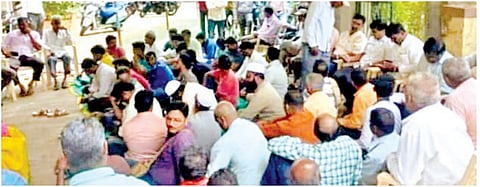 एपीएमसी कार्यालयासमोर धरणे आंदोलन करताना व्यापारी.