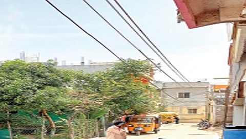 विद्युत तारा : लोंबकळणार्या तारांनी जीव टांगणीला