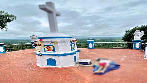 कर्नाटक : मुलाचा जीव वाचवण्यासाठी भाबड्या मातेचा देवाकडे धावा