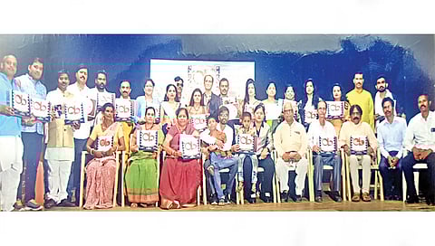 नाशिक : पुरस्कारप्राप्त कलावंतांसह सुनील मोंढे, पी. कुमार धनविजय, राजश्री तुडयेकर, सोनाली रावळ, बाळासाहेब गोरे, सत्यनारायण जाधव, प्रा. सोमनाथ मुडाळ, सुनील भोसले, अशोक सूर्यवंशी, नूतन मिस्त्री, डॉ. प्रवीण नियत आदी.