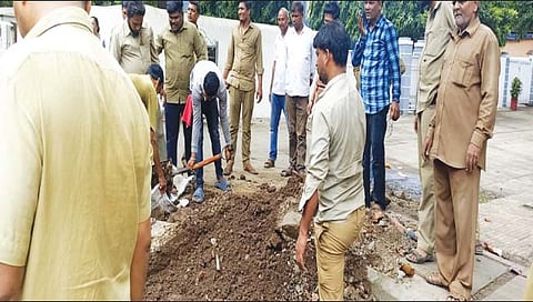 प्रशासनाविरुद्ध गांधीगिरी : रिक्षाचालकांनीच श्रमदानातून खड्डे भरले
