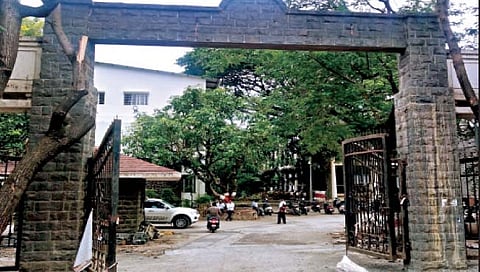 जिल्हाधिकारी कार्यालयाचे प्रवेशद्वार सव्वादोन वर्षांनी खुले