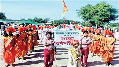 क्रांतिवीर शैक्षणिक संकुलात प्रवेशोत्सव फेरी उत्साहात
