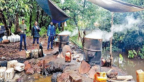 रत्नागिरी : मिरजोळे येथे गावठी दारुधंद्यावर छापा; तिघांवर गुन्हा दाखल