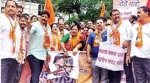 बंडखोर आमदारांविरोदात ‘जोडे मारो आंदोलन’