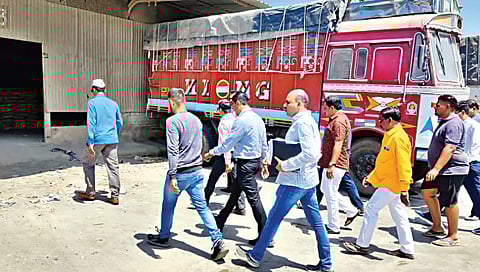 नाशिकरोड : रेल्वे मालधक्का येथे पाहणी करताना जिल्हाधिकारी गंगाथरन डी., समवेत अन्य अधिकारी.