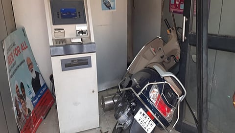 नाशिक : सावतानगरला तरुणीचा गाडीवरील ताबा सुटल्याने गाडी थेट एटीएम मध्ये…