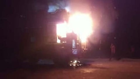 बुलडाणा : कत्तलीसाठी गायींची वाहतूक करणारा ट्रक संतप्त नागरिकांनी जाळला